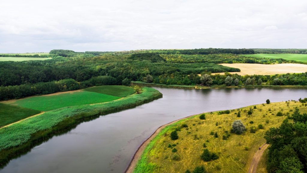 Aplinkos ir Žemės ūkio ministerijos tarpusavyje suderino vandens apsaugos juostų ir zonų dydžių
pakeitimą, šioje srityje suvienodinti europiniai ir nacionaliniai reikalavimai. Nuotr. iš Freepik.com